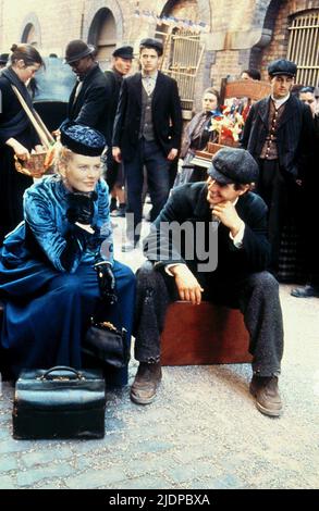 KIDMAN,CRUISE, FAR AND AWAY, 1992 Stock Photo