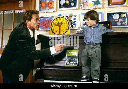 SCHWARZENEGGER,HUGHES, KINDERGARTEN COP, 1990 Stock Photo