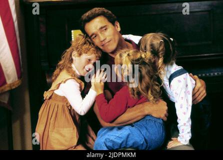 ARNOLD SCHWARZENEGGER, KINDERGARTEN COP, 1990 Stock Photo