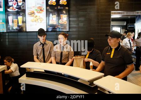 St. Petersburg, Russia. 22nd June, 2022. The restaurant staff serves customers. New Russian fast food chain 'Vkusno i Tochka' opens in former McDonald's restaurants in St Petersburg and other cities of the Russian Federation. Credit: SOPA Images Limited/Alamy Live News