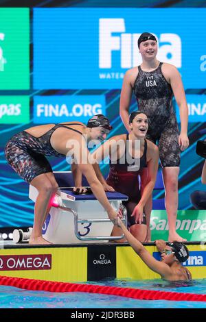 Budapest, Leah Smith and Claire Weinstein (from L to R) of the United States cheer for thier teammate Bella Sims (bottom) after the women's 4x200m freestyle relay final at the 19th FINA World Championships in Budapest. 22nd June, 2022. Katie Ledecky, Leah Smith and Claire Weinstein (from L to R) of the United States cheer for thier teammate Bella Sims (bottom) after the women's 4x200m freestyle relay final at the 19th FINA World Championships in Budapest, Hungary on June 22, 2022. Credit: Zheng Huansong/Xinhua/Alamy Live News Stock Photo