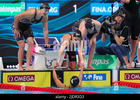 Budapest, Leah Smith and Claire Weinstein (from L to R) of the United States cheer for thier teammate Bella Sims (bottom) after the women's 4x200m freestyle relay final at the 19th FINA World Championships in Budapest. 22nd June, 2022. Katie Ledecky, Leah Smith and Claire Weinstein (from L to R) of the United States cheer for thier teammate Bella Sims (bottom) after the women's 4x200m freestyle relay final at the 19th FINA World Championships in Budapest, Hungary on June 22, 2022. Credit: Zheng Huansong/Xinhua/Alamy Live News Stock Photo