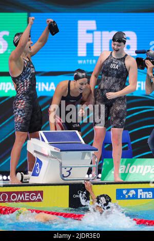 Budapest, Leah Smith and Claire Weinstein (from L to R) of the United States cheer for thier teammate Bella Sims (bottom) after the women's 4x200m freestyle relay final at the 19th FINA World Championships in Budapest. 22nd June, 2022. Katie Ledecky, Leah Smith and Claire Weinstein (from L to R) of the United States cheer for thier teammate Bella Sims (bottom) after the women's 4x200m freestyle relay final at the 19th FINA World Championships in Budapest, Hungary on June 22, 2022. Credit: Zheng Huansong/Xinhua/Alamy Live News Stock Photo