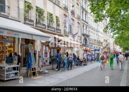 Small tourist and souvenir shop in Paris, France, on Wednesday, May 25, 2022 Photo: David Rowland / One-Image.com Stock Photo