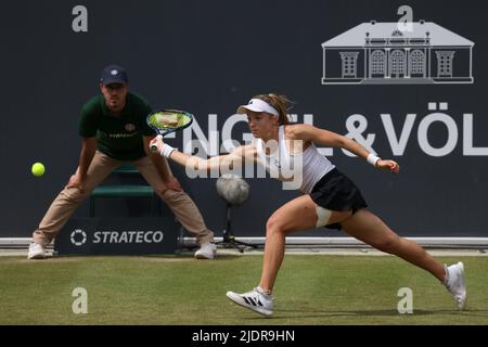 Bad Homburg, Germany. 22nd June, 2022. Tennis: WTA Tour, Singles, Women, Round of 16, Swan (Great Britain) - Andreescu (Canada). Katie Swan plays a forehand. Credit: Joaquim Ferreira/dpa/Alamy Live News