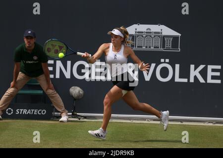 Bad Homburg, Germany. 22nd June, 2022. Tennis: WTA Tour, Singles, Women, Round of 16, Swan (Great Britain) - Andreescu (Canada). Katie Swan plays a forehand. Credit: Joaquim Ferreira/dpa/Alamy Live News Stock Photo