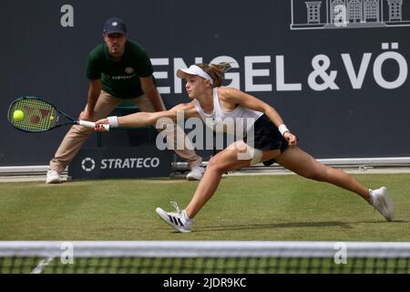 Bad Homburg, Germany. 22nd June, 2022. Tennis: WTA Tour, Singles, Women, Round of 16, Swan (Great Britain) - Andreescu (Canada). Katie Swan plays a forehand. Credit: Joaquim Ferreira/dpa/Alamy Live News