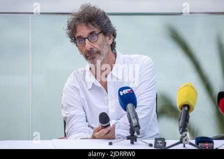 Dubrovnik, Croatia. 22nd June, 2022. American filmmaker Joel Coen during the opening of Ponta Lopud Festival and press conference in Lopud near Dubrovnik, Croatia on June 22, 2022. Four-time Oscar winner Joel Coen opened the 2nd Ponta Lopud Festival. In addition to Joel Coen, there were other film directors such as Brian Swardstrom, Peter Spears and Pawel Pawlikowski. In a week, the island of Lopud will become a creative cultural center for film industry professionals, a place to meet, exchange ideas and enjoy art. Credit: Pixsell photo & video agency/Alamy Live News Stock Photo