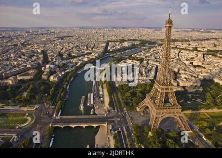 FRANCE. PARIS (75) 7TH ARR. AERIAL VIEW OF THE EIFFEL TOWER AND THE CHAMP DE MARS WITH, LEFT TO RIGHT, GATEWAY DEBILLY THE QUAI BRANLY MUSEUM OF ARTS Stock Photo