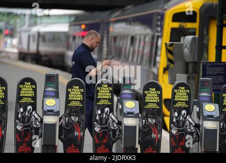 Ticket Barriers At Waverley Station Edinburgh Scotland UK Stock ticket-barriers-at-waverley-station-edinburgh-scotland-uk-stock