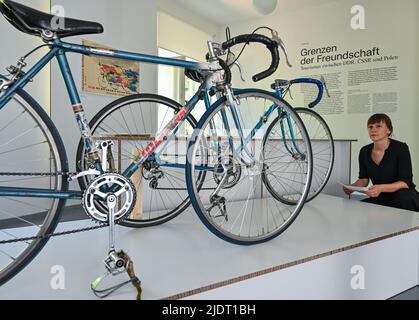 23 June 2022, Brandenburg, Eisenhüttenstadt: Florentine Nadolni, director of the Museum Utopia and Everyday Life, looks at racing bikes from the 1970s and 1980s at the press preview of the exhibition 'Borders of Friendship. Tourism between the GDR, CSSR and Poland' at the Documentation Center for Everyday Culture of the GDR. The 'Iron Curtain' ran through Europe during the Cold War, but the borders between the socialist 'friendship countries' were also a political issue and passable only to a limited extent. In the 1960s, they became somewhat more permeable, but 1972 marked a real breakthrough