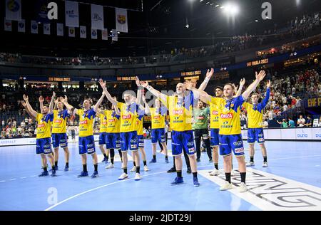 final jubilation Kielce, team, team, vr , Arkadiusz MORYTO (Kielce), Naranjo SANCHEZ-MIGALLON, goalwart Andreas WOLFF (Kielce), Artsem KARALEK (Kielce), Branko VUJOVIC (Kielce), Igor KARACIC , Uladzislau KULESH (Kielce)Alex DUJSHEBAEV (Kielce) Handball Champions League Final Four, semifinals, Telekom Veszprem HC vs. Lomza Vive Kielce 35:37, on June 18th, 2022 in Koeln/ Germany. Â Stock Photo