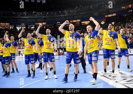 final jubilation Kielce, team, team, vr Naranjo SANCHEZ-MIGALLON , Arkadiusz MORYTO (Kielce), Artsem KARALEK (Kielce), Branko VUJOVIC (Kielce), Igor KARACIC , Uladzislau KULESH (Kielce)Alex DUJSHEBAEV (Kielce) Handball Champions League Final Four , semifinals, Telekom Veszprem HC vs. Lomza Vive Kielce 35:37, on June 18th, 2022 in Koeln/ Germany. Â Stock Photo