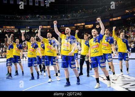 final jubilation Kielce, team, team, vr Naranjo SANCHEZ-MIGALLON, Arkadiusz MORYTO (Kielce), Artsem KARALEK (Kielce), Branko VUJOVIC (Kielce), Igor KARACIC, Uladzislau KULESH (Kielce)Alex DUJSHEBAEV (Kielce) Handball Champions League Final Four, semifinals, Telekom Veszprem HC vs. Lomza Vive Kielce 35:37, on June 18th, 2022 in Koeln/ Germany. Â Stock Photo