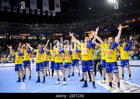 final jubilation Kielce, team, team, vr, Arkadiusz MORYTO (Kielce), Naranjo SANCHEZ-MIGALLON, goalwart Andreas WOLFF (Kielce), Artsem KARALEK (Kielce), Branko VUJOVIC (Kielce), Igor KARACIC, Uladzislau KULESH (Kielce)Alex DUJSHEBAEV (Kielce) Handball Champions League Final Four, semifinals, Telekom Veszprem HC vs. Lomza Vive Kielce 35:37, on June 18th, 2022 in Koeln/ Germany. Â Stock Photo