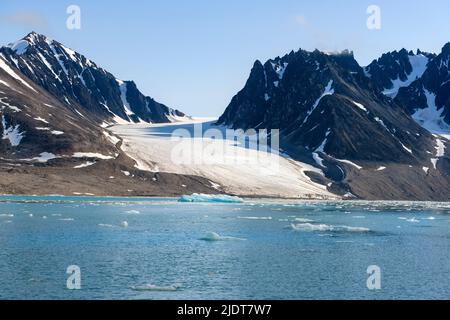 Gravenes Glacier in Magdalene Fjord, Spitsbergen (Svalbard, Norway) in August. Stock Photo