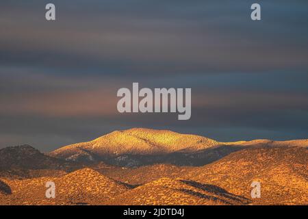 USA, New Mexico, Santa Fe, Light snow on Sangre de Cristo Mountains at sunset Stock Photo