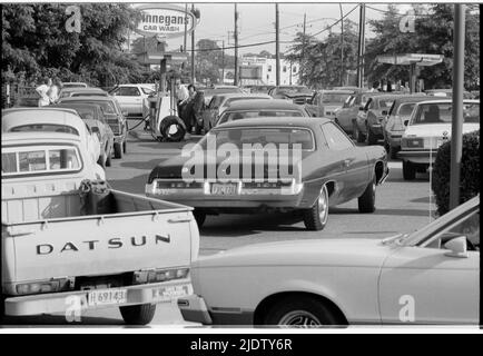 During the gas shortage, long lines of cars wait to fill up, Washington, DC, 06/15/1976. Stock Photo