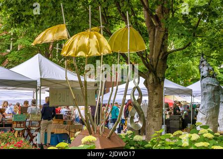 Knoxville, Tennessee, USA - May 28 2022: Farmers market next to city Krutch park with art work in downtown Knoxville. Stock Photo