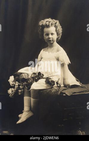 1910 ca. , BELGIUM : The belgian  princess Marie José of BELGIUM (  1906 -  2001 )  , future last Queen of Italy , married in 1930  with the italian Prince of Piemonte UMBERTO II di SAVOIA ( 1904 - 1983 ).  - House of  BRABANT - BRABANTE     - royalty - nobili italiani - nobiltà - principessa reale  - ITALIA - BELGIO  - Maria José  - - bambino - bambini - bambina - celebrità personalità da piccoli - baby - celebrities celebrity personality personalities when was young little child - piccolo  - rosa - rose - roses - fiori - flowers - pizzo - lace    ----  Archivio GBB Stock Photo