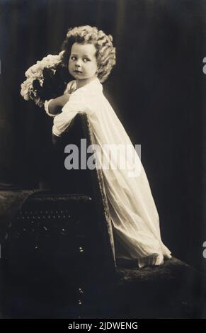 1910 ca. , BELGIUM : The belgian  princess Marie José of BELGIUM ( 1906 - 2001 )  , future last Queen of Italy , married in 1930  with the italian Prince of Piemonte UMBERTO II di SAVOIA ( 1904 - 1983 ).  - House of  BRABANT - BRABANTE     - royalty - nobili italiani - nobiltà - principessa reale  - ITALIA - BELGIO  - Maria José  - - bambino - bambini - bambina - celebrità personalità da piccoli - baby - celebrities celebrity personality personalities when was young little child - piccolo  - rosa - rose - roses - fiori - flowers - camicia da notte     ----  Archivio GBB Stock Photo