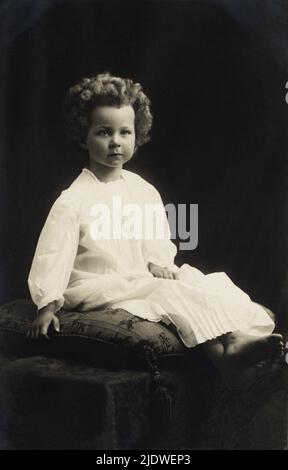 1910 ca. , BELGIUM : The belgian  princess Marie José of BELGIUM ( 1906 - 2001 )  , future last Queen of Italy , married in 1930  with the italian Prince of Piemonte UMBERTO II di SAVOIA ( 1904 - 1983 ).  - House of  BRABANT - BRABANTE     - royalty - nobili italiani - nobiltà - principessa reale  - ITALIA - BELGIO  - Maria José  - - cuscino - pillow - bambino - bambini - bambina - celebrità personalità da piccoli - baby - celebrities celebrity personality personalities when was young little child - piccolo  -  camicia da notte     ----  Archivio GBB Stock Photo