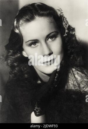 1941,  ITALY  : the italian movie and theatre actress  ALIDA VALLI ( Alida  Maria Altenburger , born in Pola , Istria , 1921 ) in the movie PICCOLO MONDO ANTICO  by Mario Soldati  . - CINEMA - TEATRO - THEATER - pizzo - lace - gloves - guanto - guanti - spilla - pin - fermaglio - ANNI TRENTA - 30's - '30   ----  Archivio GBB Stock Photo