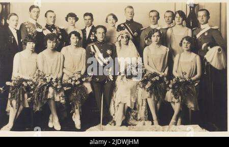 1926 , 10 november , Brussellex , Belgium    :  The Queen ASTRID of BELGIUM ( born princesse of Sweden , Stockholm  17 november 1905 - dead in car wreck near Kussnacht , Switzerland 29 august 1935 ) with husband   King  LEOPOLD III  of Belgians ( 1901 - 1983 ). Parents of King of Belgians Baudoin ( 1930 - 1993 ).  In this photos with brothers , sisters and cousins  at wedding ceremony.  Seated  ( from left ) : Princess FEDORA of Denmark , princess MARIE JOSE' of Belgium ( sister of husband , future Queen of Italy  Maria José di SAVOIA in 1930 , 1906 - 2001 ), princess MARTHA of Sweden ( sister