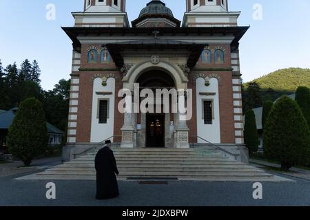 Sinaia, Santiago, Romania. 23rd June, 2022. An Orthodox priest enters the Sinaia monastery church in Romania. (Credit Image: © Matias Basualdo/ZUMA Press Wire) Stock Photo