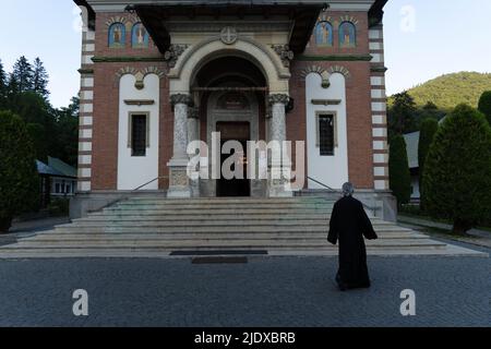Sinaia, Santiago, Romania. 23rd June, 2022. An Orthodox priest walks through the Sinaia monastery in Romania. (Credit Image: © Matias Basualdo/ZUMA Press Wire) Stock Photo