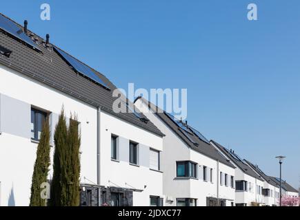 Germany, North Rhine-Westphalia, Cologne, Row of identical houses in modern suburb Stock Photo