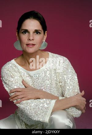 ALI MACGRAW in DYNASTY (1981), directed by PHILIP LEACOCK, JEROME COURTLAND and DON MEDFORD. Credit: Aaron Spelling Productions / Album Stock Photo