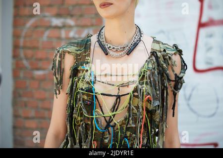 Milão Itália Fevereiro 2018 Menina Moda Vestindo Roupas Acessórios Fendi —  Fotografia de Stock Editorial © AGCreativeLab #242610898