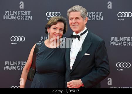 Munich, Deutschland. 23rd June, 2022. Horst Kummeth (actor) with wife Eva. Red Carpet, Red Carpet, Opening 39th Filmfest Muenchen on 06/23/2022.Gasteig HP8. Credit: dpa/Alamy Live News Stock Photo