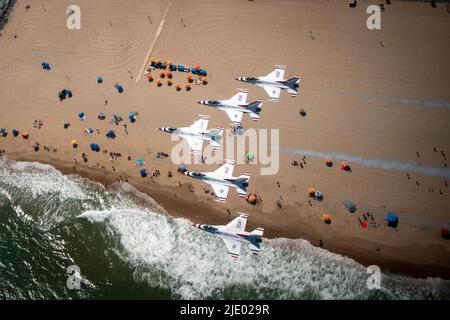 Ocean City, Maryland, USA. 10th June, 2022. The USA Air Force Air Demonstration Squadron, known as the Thunderbirds, headline the OC Air Show in Ocean City, Maryland, June 10, 2022. The Thunderbirds are slated to perform nearly seventy air shows in almost three dozen different locations this year. Credit: U.S. Air Force/ZUMA Press Wire Service/ZUMAPRESS.com/Alamy Live News Stock Photo