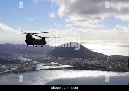 Hilo, Hawaii, USA. 10th June, 2022. U.S. Army CH-47 Chinook helicopter flies over O'ahu while transporting Detachment 1, Golf Company, 1st Battalion, 189th Aviation Regiment and Detachment 1, Golf Company, 3rd Battalion, 126th Aviation Regiment Soldiers to a training location at Hilo, Hawaii, June 10, 2022. The Hawaii Army National Guard Soldiers planned to participate in a multi-day training exercise involving flight operations, weather forecasting, maintenance, fuelers, flight medics, flight crew chief, and pilots. Credit: U.S. Army/ZUMA Press Wire Service/ZUMAPRESS.com/Alamy Live News Stock Photo