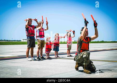 Lincoln, Nebraska, USA. 17th June, 2022. Tech Sgt. Caleb Mcleod, a crew chief in the 155th Air Refueling Wing, helps show signals to park a jet, June 17, 2022, during Lt. Col. Karl Duerks fini flight at the Lincoln Air Force Base, Neb. Duerk had 3,500 flying hours during his military career. Credit: U.S. National Guard/ZUMA Press Wire Service/ZUMAPRESS.com/Alamy Live News Stock Photo