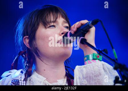 Rhian Teasdale of Wet Leg performing on the Park Stage during the Glastonbury Festival at Worthy Farm in Somerset. Picture date: Friday June 24, 2022. Stock Photo