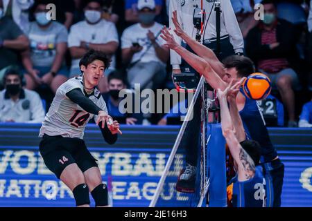 Quezon City. 24th June, 2022. Japan's Yuki Ishikawa (L) spikes the ball during the FIVB Volleyball Nations League Men's Pool 3 match between Japan and Italy in Quezon City, the Philippines on June 24, 2022. Credit: Rouelle Umali/Xinhua/Alamy Live News Stock Photo