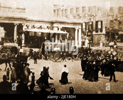 An unusual old Victorian printed snapshot photograph precisely entitled  'Hyde Park Corner, London , 23rd November 1896'  .j Stock Photo