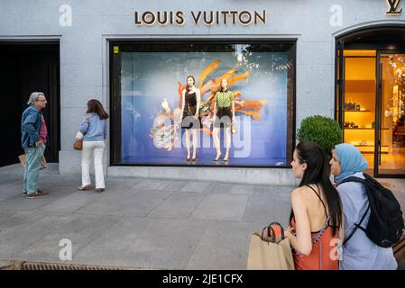 Customers walk past a Louis Vuitton (LV) store at a shopping mall in  Shanghai, China, 1 September 2015. At the beginning of 2013, a 65 year-old  stea Stock Photo - Alamy