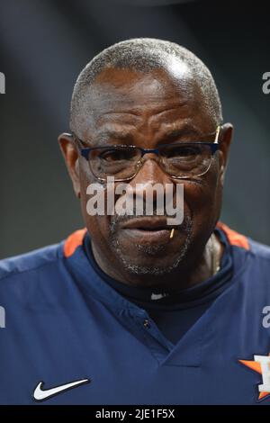 Houston Astros manager Dusty Baker Jr. (12) waves to the crowd before the  MLB game between the New York Yankees and the Houston Astros on Thursday,  Ju Stock Photo - Alamy