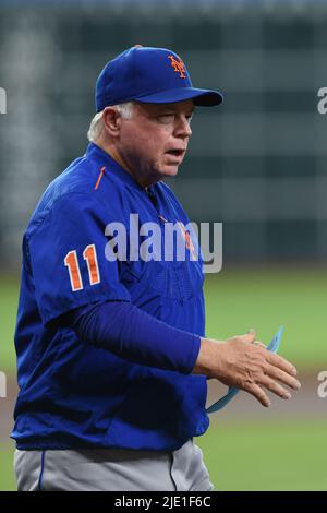 New York Mets manager Buck Showalter during the first inning of a ...