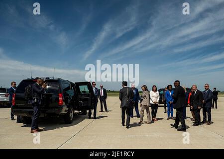 Chicago, USA. 24th June, 2022. Vice President Kamala Harris disembarks from Air Force Two at the Aurora Municipal Airport on Friday June 24, 2022 in Aurora, IL. (Photo by Christopher Dilts/Pool/ABACAPRESS.COM) Credit: Abaca Press/Alamy Live News Stock Photo