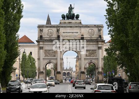 Munich, Germany. 24th June, 2022. White-blue sky can be seen over the Siegestor in the state capital. Warm temperatures determine the weather in Bavaria. Credit: Felix Hörhager/dpa/Alamy Live News Stock Photo