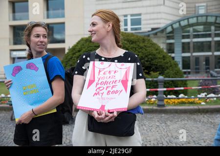 Berlin, Germany. 24th June, 2022. Protesters gathered outside the US embassy in Berlin on June 24, 2022, after the historic overturning of Roe v. Wade and the constitutional guarantee of abortion rights in the United States. The protesters chanted My body, my choice. (Photo by Michael Kuenne/PRESSCOV/Sipa USA) Credit: Sipa USA/Alamy Live News Stock Photo