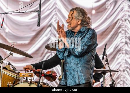 Pilton, UK. 24th June, 2022. Robert Plant and Alison Krauss perform on the Pyramid Stage - The 50th 2022 Glastonbury Festival, Worthy Farm. Glastonbury, Credit: Guy Bell/Alamy Live News Stock Photo