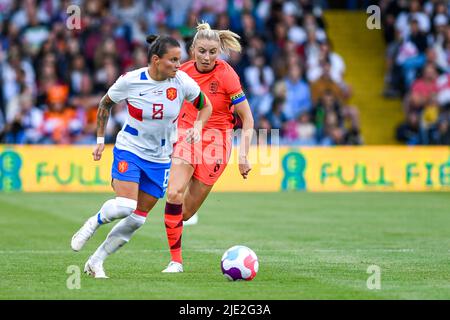 LEEDS, ENGLAND - JUNE 24: Sherida Spitse of The Netherlands Women, Leah Williamson of England Women during the International Friendly match between England Women and The Netherlands Women at Elland Road on June 24, 2022 in Leeds, England (Photo by MBMedia/Orange Pictures) Credit: Orange Pics BV/Alamy Live News Stock Photo