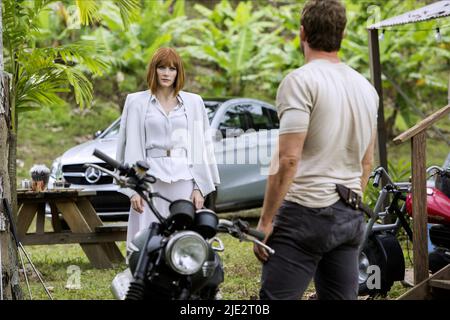 BRYCE DALLAS HOWARD, CHRIS PRATT, JURASSIC WORLD, 2015 Stock Photo