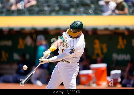 Oakland Athletics Infielder Seth Brown (15) at bat during an MLB game between Seattle Mariners and Oakland Athletics at the RingCentral Coliseum in Oa Stock Photo